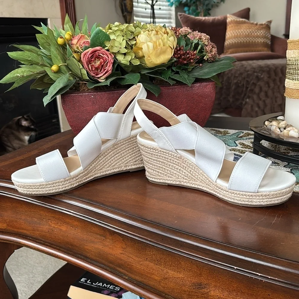 Brand New Liz Claiborne Memory Foam White Fabric Stretch Wedge Espadrille Sandal